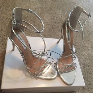 Steve Madden “Satire” Silver Metallic Sandal 10M